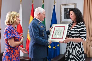 La alcaldesa de Almería, María del Mar Vázquez, el coronel del Ejército del Aire Francisco Javier Frías y la concejala de de Familia, Paola Laynez.