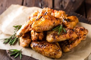 Alitas de pollo al horno para la receta de hoy (Imagen: Depositphotos).