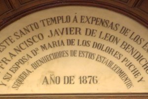 Inscripción en la puerta de la antigua capilla del Hospital relatando la obra benéfica de Bendicho y Puche.