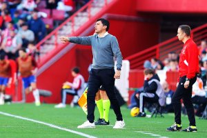 El 'Cacique' Medina dirigiendo al Granada contra el Almería.