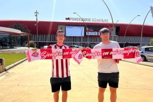 Los abonados posando a la espladas del templo rojiblanco.