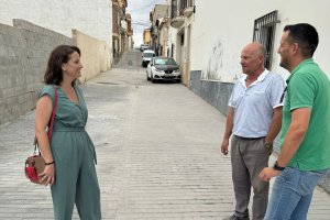 La alcaldesa, María del Mar Alfonso junto al concejal de Obras, Esteban Carrión supervisando los trabajos que se van a ejecutar.