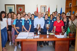 Los deportistas y sus trofesos con el alcalde Antonio Bonilla.