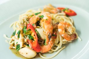 Espaguetis con gambas y cherry para la receta de hoy (Imagen: Depositphotos).