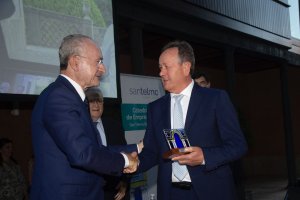 Juan Cano (derecha) recogiendo un galardón días atrás de manos del alcalde de Málaga, Francisco de la Torre.