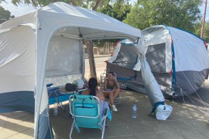 Fans acampadas ante la puerta del recinto ferial para el concierto de David Bisbal de este sábado.