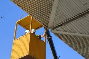 Revisión de las marquesinas de la estación fotografiados por SOS Vencejos