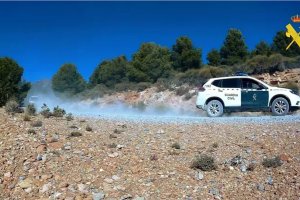 Vehículos de la Guardia Civil en la sierra de Laujar de Andarax.