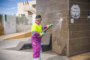 Trabajador de la limpieza actuando sobre una fachada
