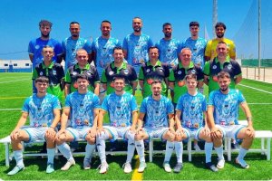 Foto de familia del Carboneras CF, un club con mucha solera en el fútbol provincial. 