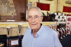 Guillermo Blanes pletórico entre los veteranos del fútbol almeriense.