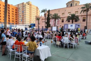 Imagen de la cena benéfica para la Casa Nazaret celebrada ayer por la tarde en el patio del Colegio Compañía de María.