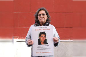 Fina García, con un cartel de la desaparición de su hijo.