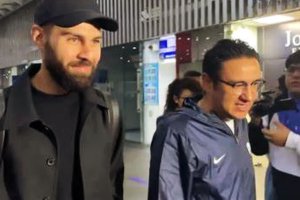 Rubén Duarte recibido por los dirigentes de Pumas.