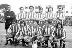 Equipo de la A.D. Almería que el 9 de enero de 1974 se enfrentó al Oviedo en el estadio de la Falange: Aramayo, Zapata, Murcia, López, Maxi, Gil,