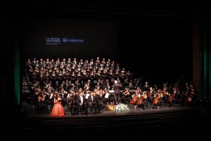 La impresionante aspecto del escenario del Maestro Padilla, con el Orfeón Donostiarra, la OCAL y los cuatro cantantes, en el cuarto movimiento de l