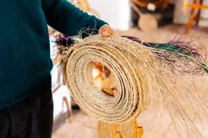 Un maestro espartero muestra una pleita de esparto.