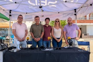 Autoridades municipales con el equipo de Cadena SER Levante.