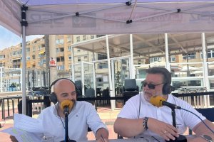 Valentín Sola habla con Alfredo Casas sobre la accesibilidad de las playas.