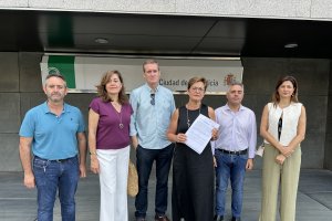 Concejales del PSOE presentando la denuncia