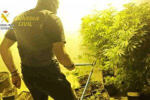 Agente de la Guardia Civil durante una de las actuaciones realizadas en Roquetas de Mar.