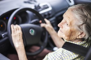 Persona de mayor edad al volante. 