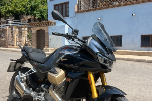 La Moto Guzzi V100 Mandello destaca por sus estilizadas líneas que recogen guiños a algunos de sus modelos emblemáticos.