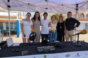 Invitadas y autoridades en el 'stand' de la Cadena SER.