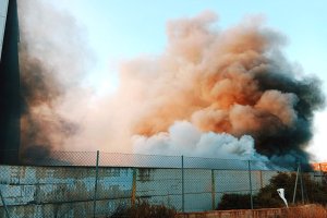 Imagen del incendio en el Polígono San Rafael, de Huércal de Almería.