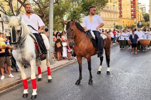 Inicio del desfile morisco en la Puerta de Purchena de la capital.