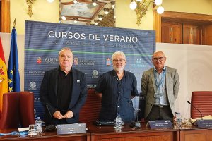Pedro Manuel de la Cruz, director de La Voz de Almería; Javier Fornieles, director del Curso de Verano, y Antonio Lao, director del Diario de Almer