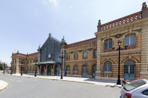 La Estación de ferrocarril fue diseñada por Laurent Farge en 1893.