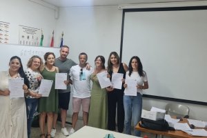 Las mujeres con sus diplomas de patronas de pesca.