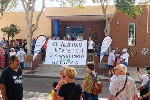 Protesta de vecinos a las puertas del ambulatorio de El Alquián.