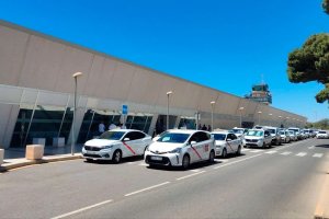 Parada de taxis en el Aeropuerto de Almería.
