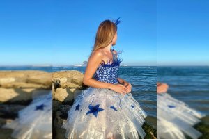 Diseño de Sara Otero, \"Océano: Salvemos el Planeta\", un eco-vestido confeccionado principalmente con plásticos reciclados.