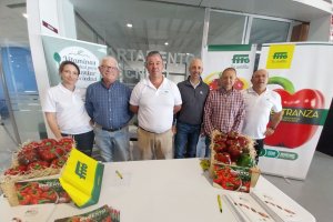 Equipo de Semillas Fitó junto agricultores en una subasta