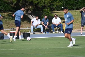 Mohamed El Assy observa con atención el trabajo de los jugadores del Almería en el Anexo.