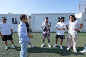 Bisbal en el momento de reunirse con RVFV y José del Tomate, los dos artistas que le acompañaron en el escenario./ David Bisbal