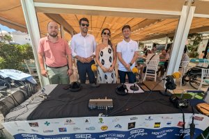 El alcalde de Mojácar, Francisco García (segundo por la izquierda) junto a Ana Dulce, de Neptuno Mojácar y el equipo de la Cadena SER Levante dur