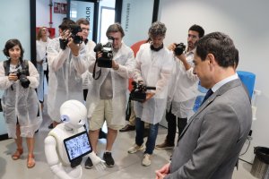 Juanma Moreno hablando con el robot del centro.