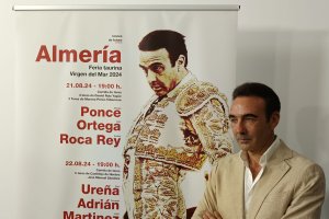 Enrique Ponce junto al cartel de la feria 2024 ilustrado con su imagen.