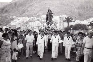 Jóvenes marineros de Almería con la Virgen del Carmen en procesión.