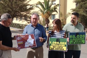 Juan Espadas en los aledaños del Hospital Universitario Torrecárdenas