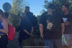 Los pasajeros afectados esperando subir al autobús para llegar a Almería.