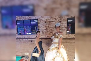 Alba, fundadora de la marca, junto a Nathalie Díaz con su diseño ganador del certamen.