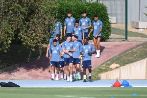 El equipo, rumbo al campo Anexo del Estadio de los Juegos Mediterráneos.