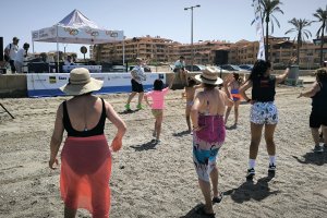 Playa de Almerimar bailando junto a las instructoras de ZinPoniente.