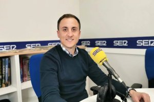 El alcalde de Vera, Alfonso García, durante una entrevista en la Cadena SER Levante.