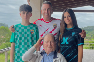 El Lalo más rojiblanco con su hijo Antonio Luis y sus nietos Marín y María.